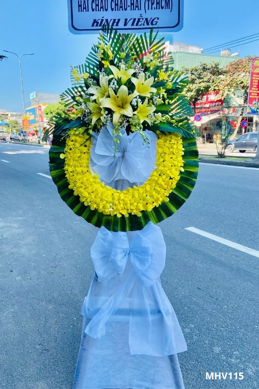 Kệ hoa viếng tại shop hoa tươi Nghĩa Lộ Yên Bái